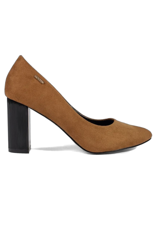 Saltos altos na cor marrom