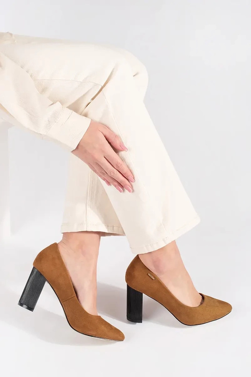 Saltos altos na cor marrom