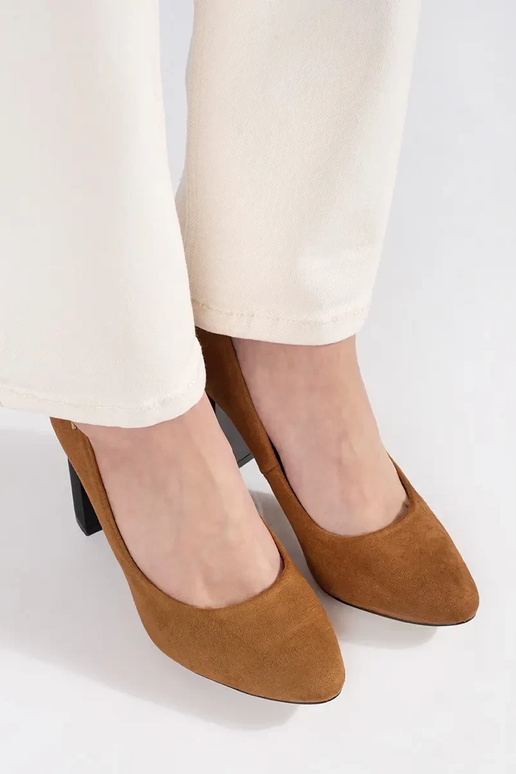 Saltos altos na cor marrom