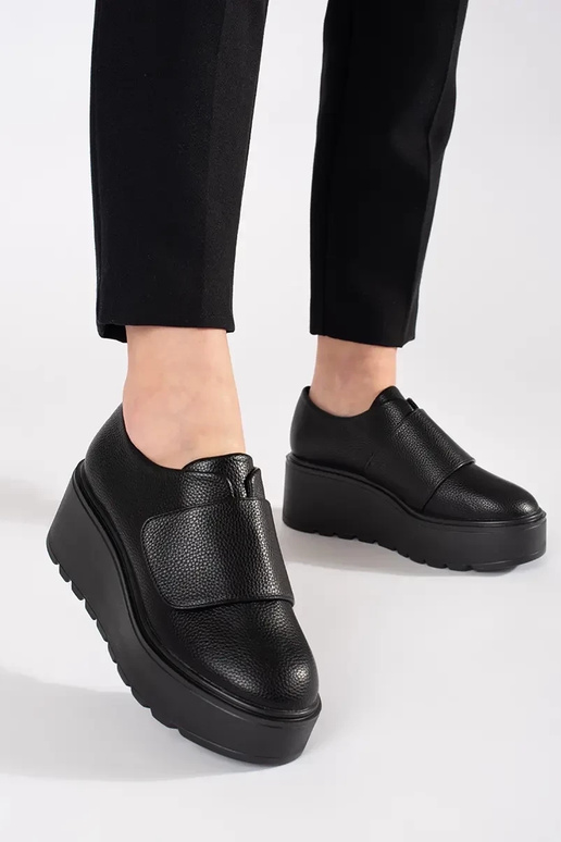 Sapatos de salto alto na cor preta