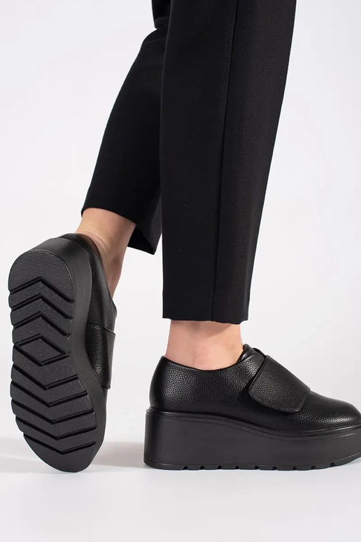 Sapatos de salto alto na cor preta