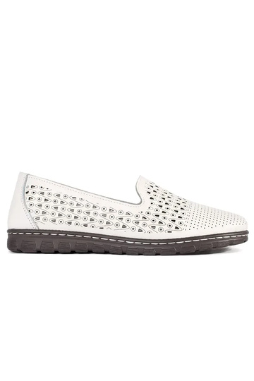 Sapatos brancos com recortes