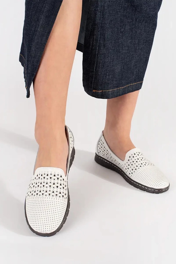 Sapatos brancos com recortes 2