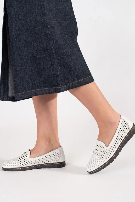 Sapatos brancos com recortes Sapatos brancos com recortes