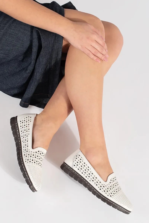 Sapatos brancos com recortes Sapatos brancos com recortes