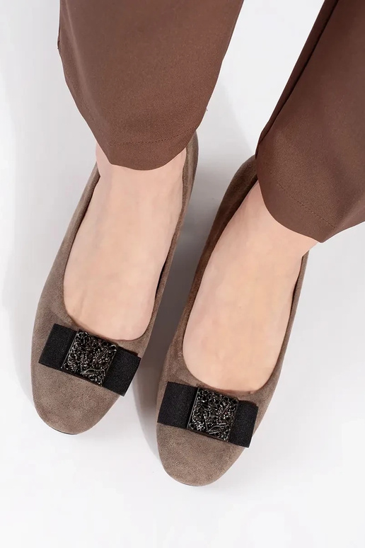 Sapatos de salto em areia com laço