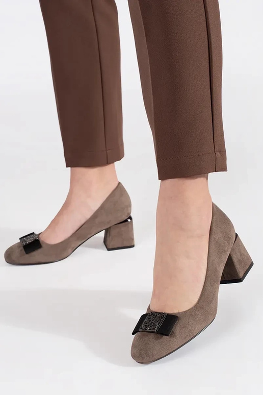 Sapatos de salto em areia com laço