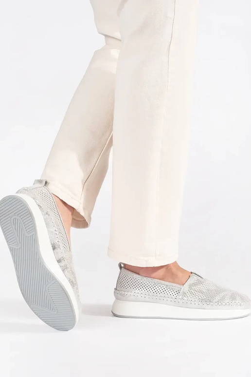 Sapatos baixos prateados de couro... Sapatos baixos prateados de couro...