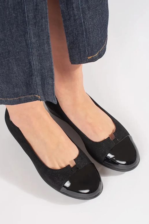 Sapatos baixos pretos com bicos...