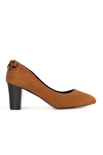 Sapatos de salto em camurça...