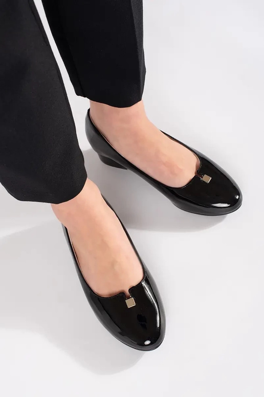 Sapatos altos pretos com efeito...