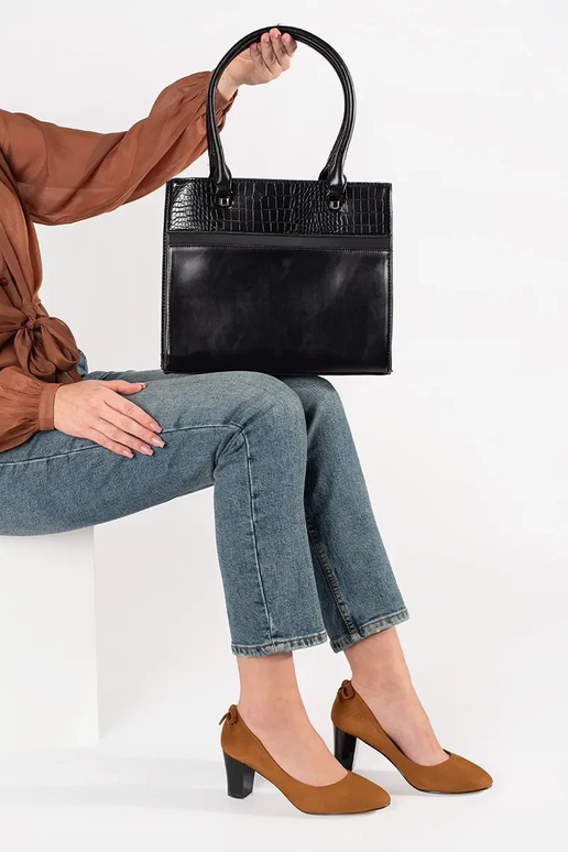 Bolsa preta de tamanho médio a tiracolo