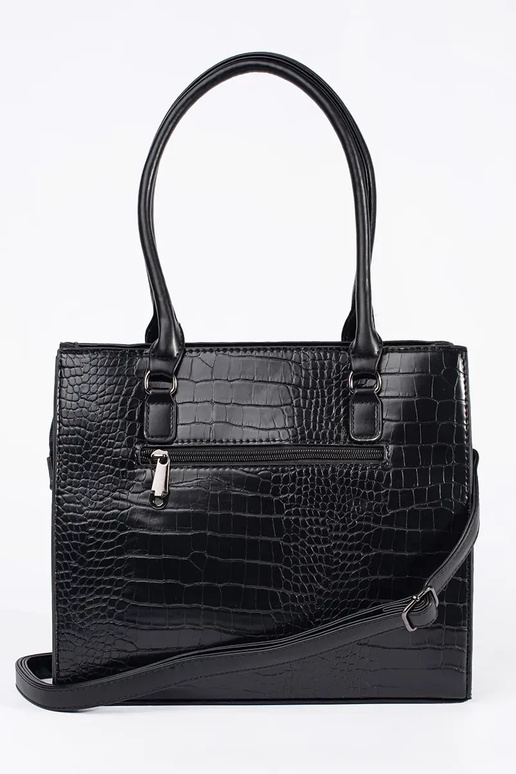 Bolsa preta de tamanho médio a tiracolo