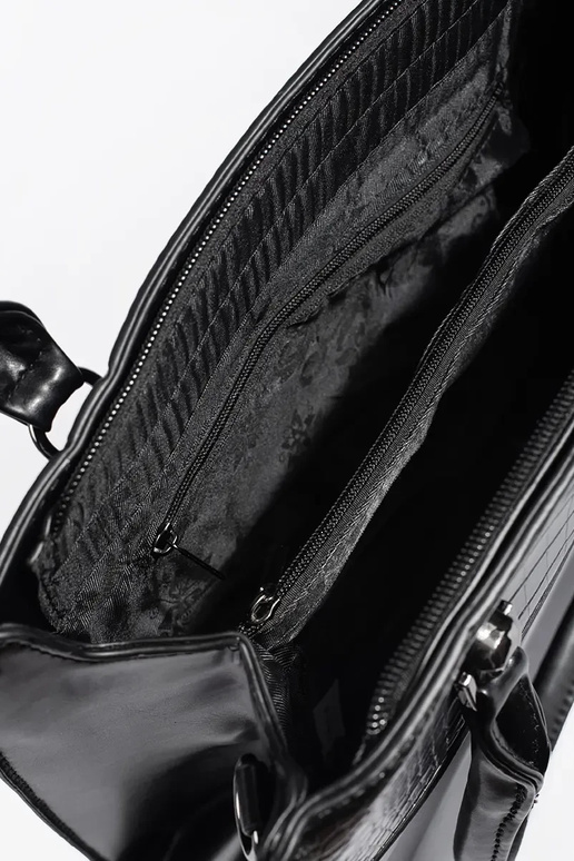 Bolsa preta de tamanho médio a tiracolo