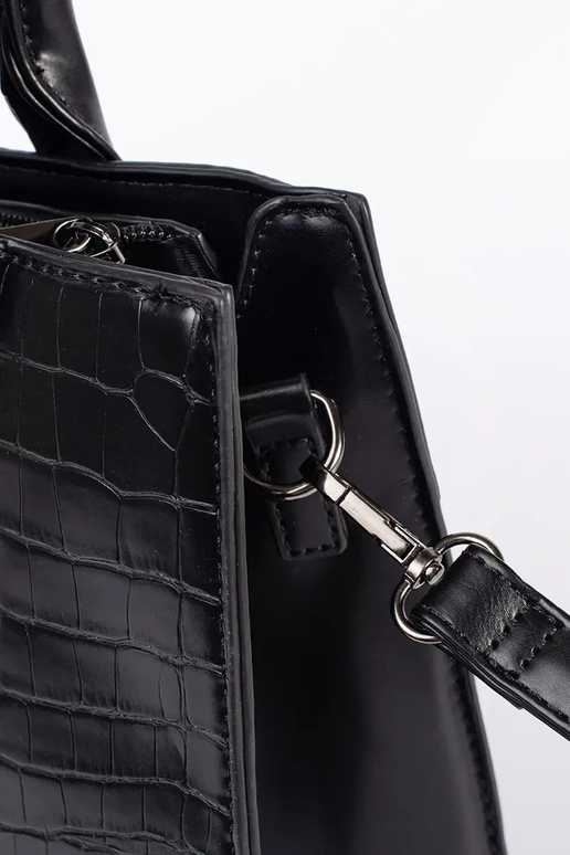 Bolsa preta de tamanho médio a tiracolo