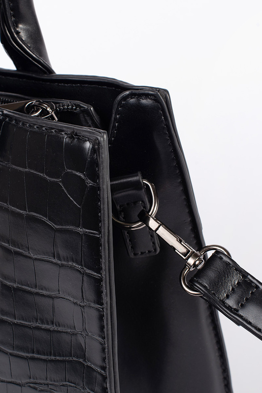 Bolsa preta de tamanho médio a tiracolo