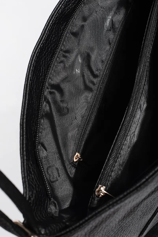 Bolsa preta com fivelas douradas