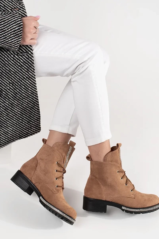 Sapatos na cor areia com cadarços