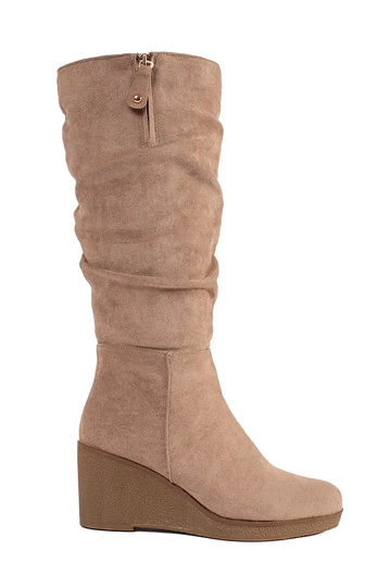 Botas marrons de camurça...