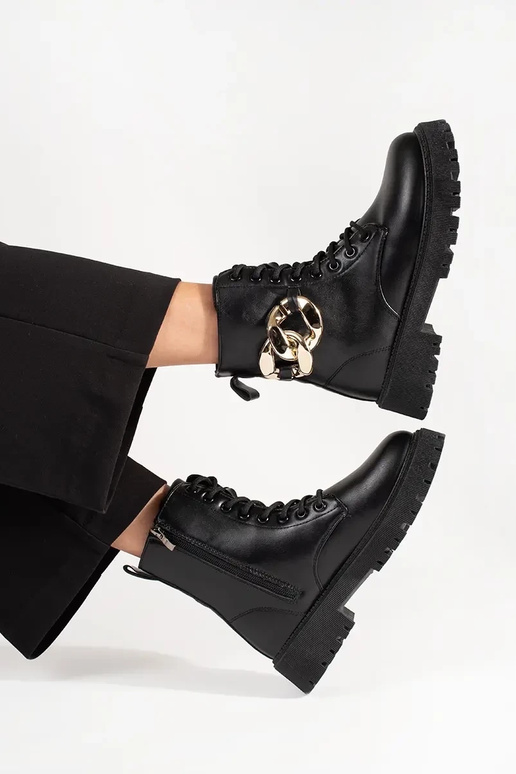 Botas Pretas com Corrente Dourada