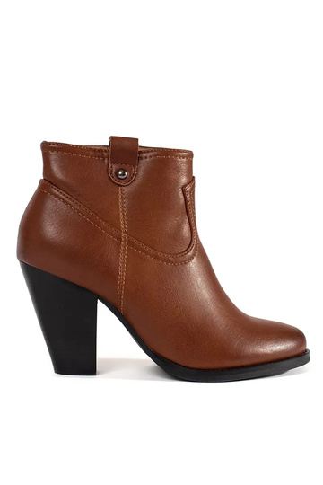 Sapatos marrons de salto alto