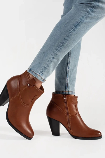 Sapatos marrons de salto alto 2