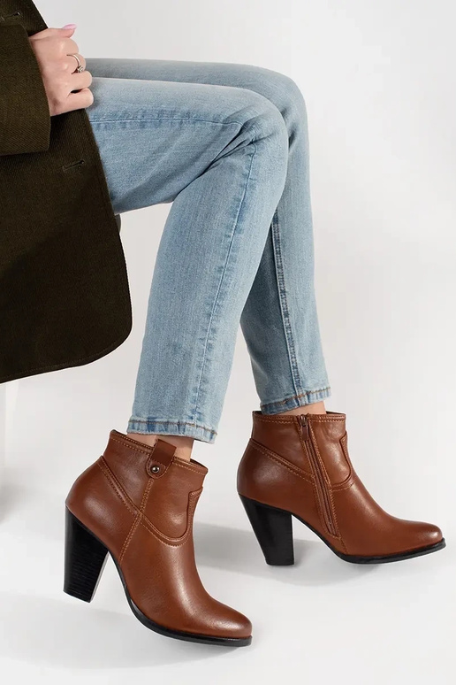 Sapatos marrons de salto alto