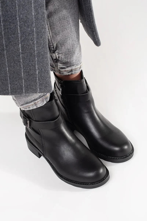 Sapatos pretos de salto baixo com...