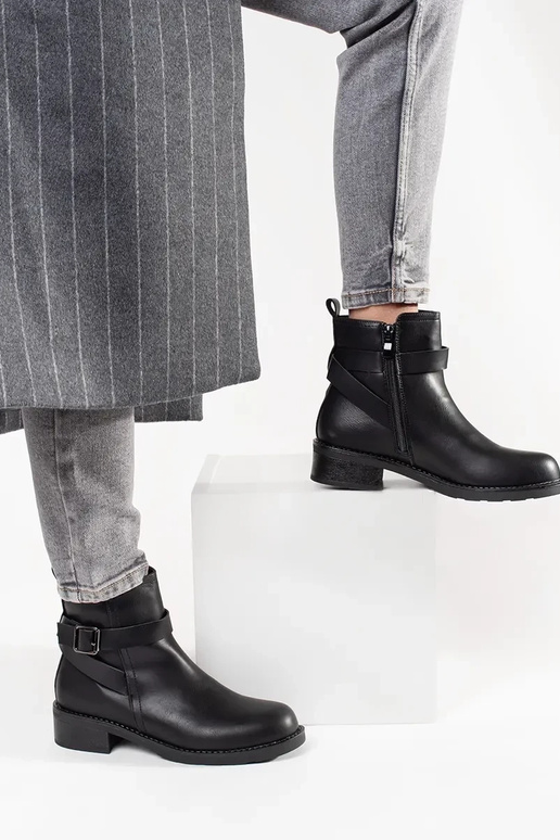 Sapatos pretos de salto baixo com...