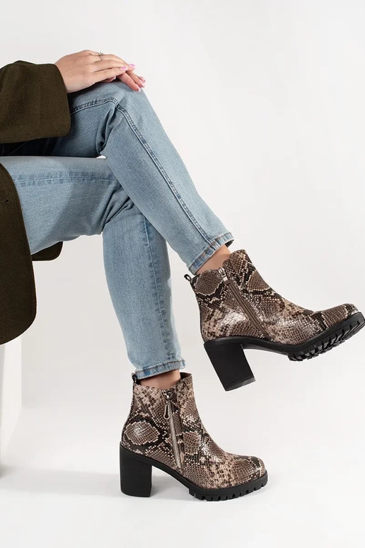 Sapatos com salto e estampa de leopardo