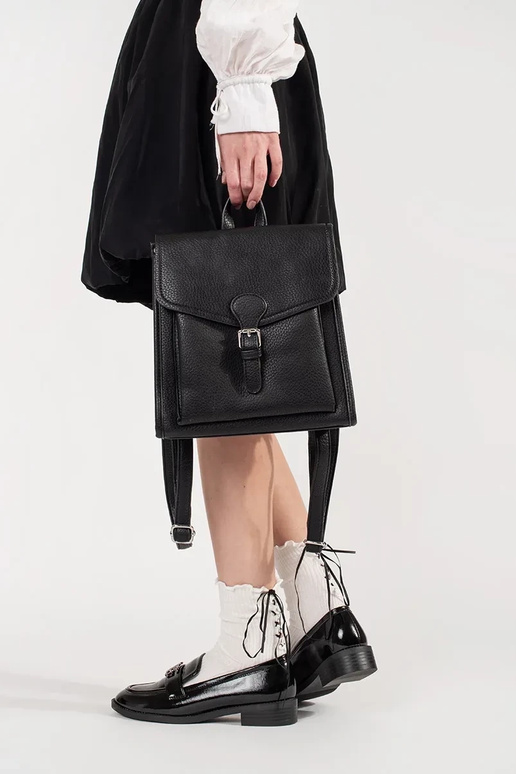 Mochila preta de menina