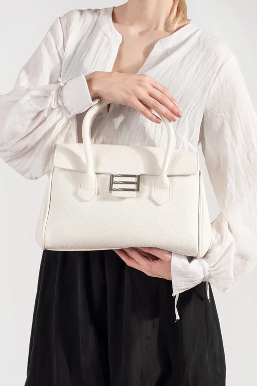 Bolsa feminina na cor cinza com alças