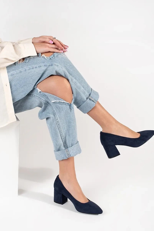 Saltos altos de camurça azul-escuro...