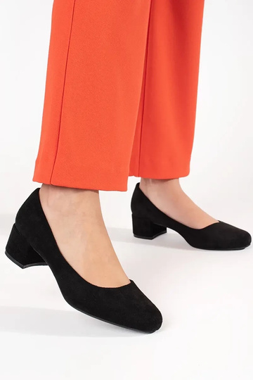 Salto alto preto em camurça... 2