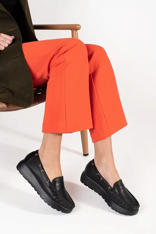 Mocassins femininos cor preta estilosos Mocassins femininos cor preta estilosos