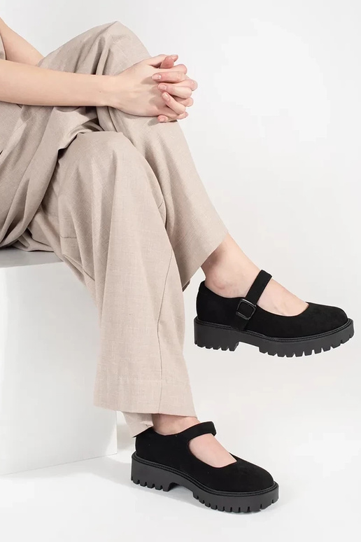 Sapatos de camurça pretos com plataforma