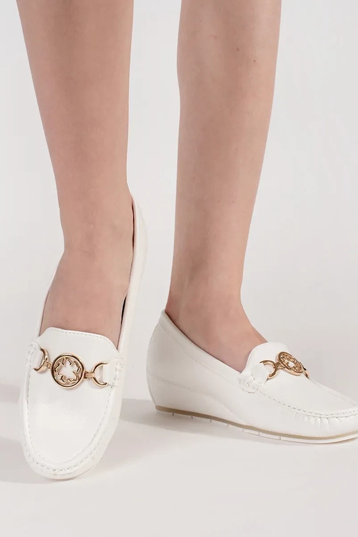 Mocassins brancos em salto com...