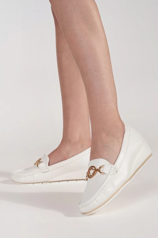 Mocassins brancos em salto com...