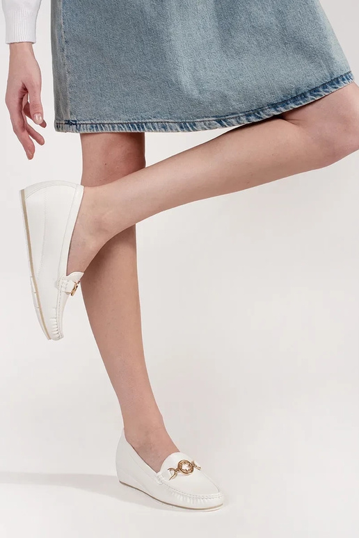 Mocassins brancos em salto com...