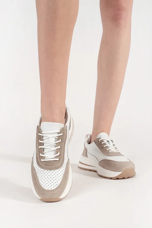 Tênis de couro perfurado com sola... Tênis de couro perfurado com sola...