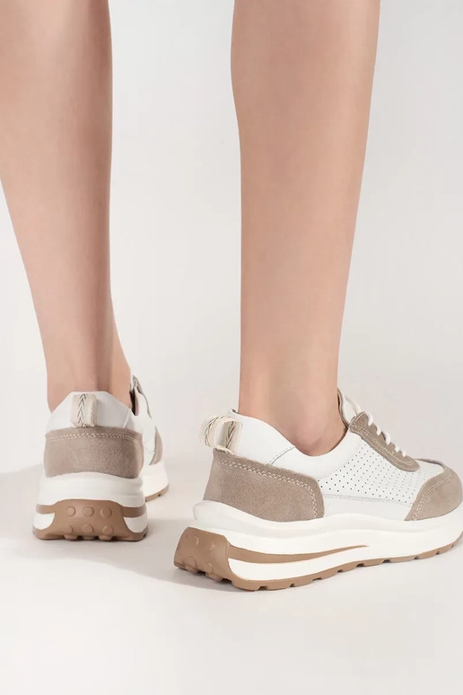 Tênis de couro perfurado com sola... Tênis de couro perfurado com sola...