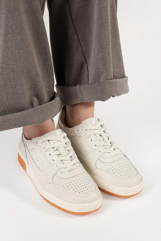 modelo de tênis branco com plataforma