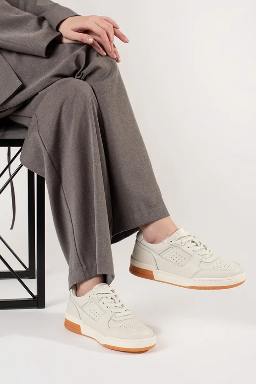 modelo de tênis branco com plataforma