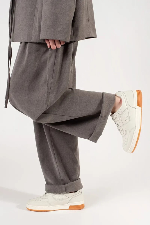 modelo de tênis branco com plataforma