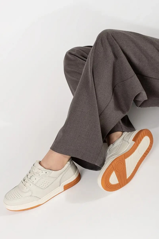 modelo de tênis branco com plataforma