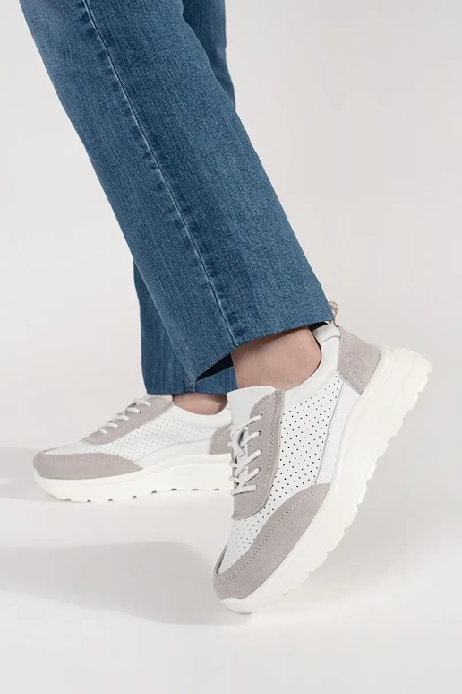 Tênis de couro perfurado com sola grossa Tênis de couro perfurado com sola grossa