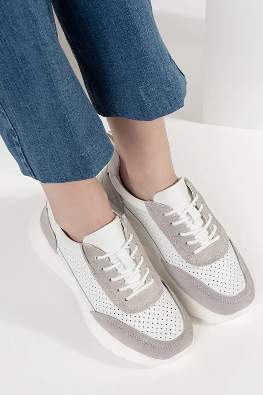 Tênis de couro perfurado com sola grossa Tênis de couro perfurado com sola grossa