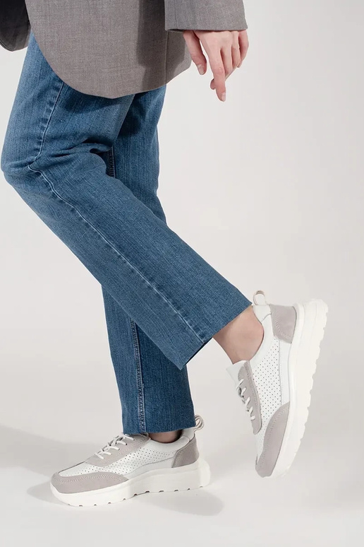 Tênis de couro perfurado com sola grossa Tênis de couro perfurado com sola grossa