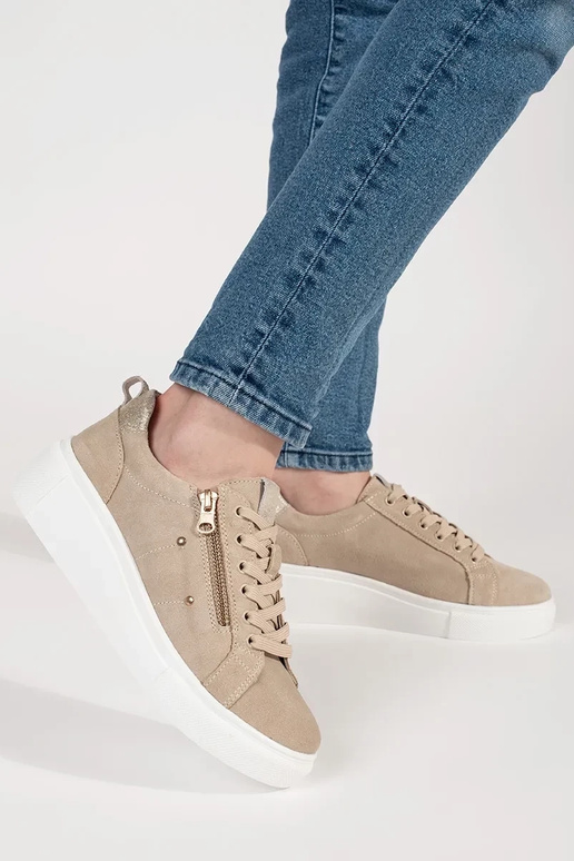 Tênis de couro modelo cor areia com...