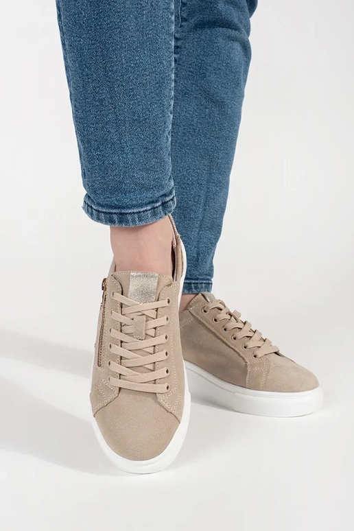 Tênis de couro modelo cor areia com...